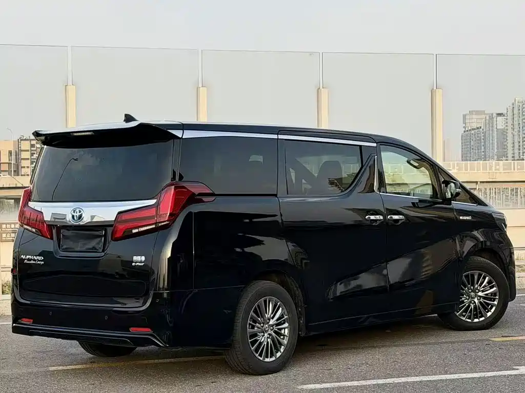 Toyota Alphard — фото 3