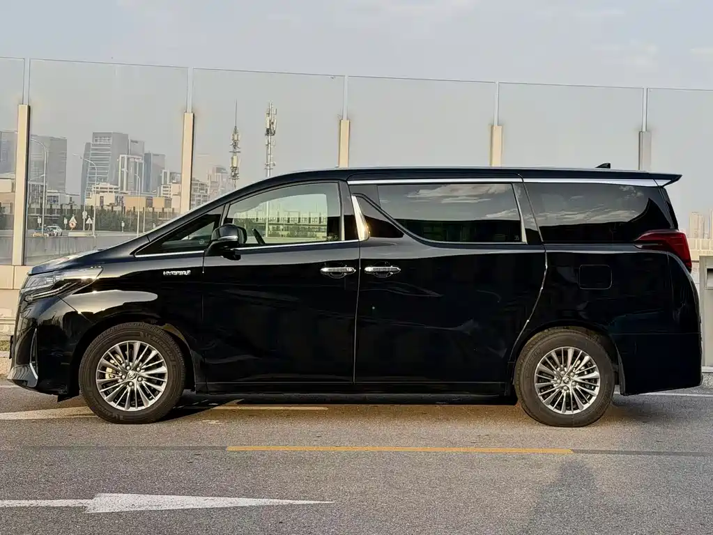 Toyota Alphard — фото 5
