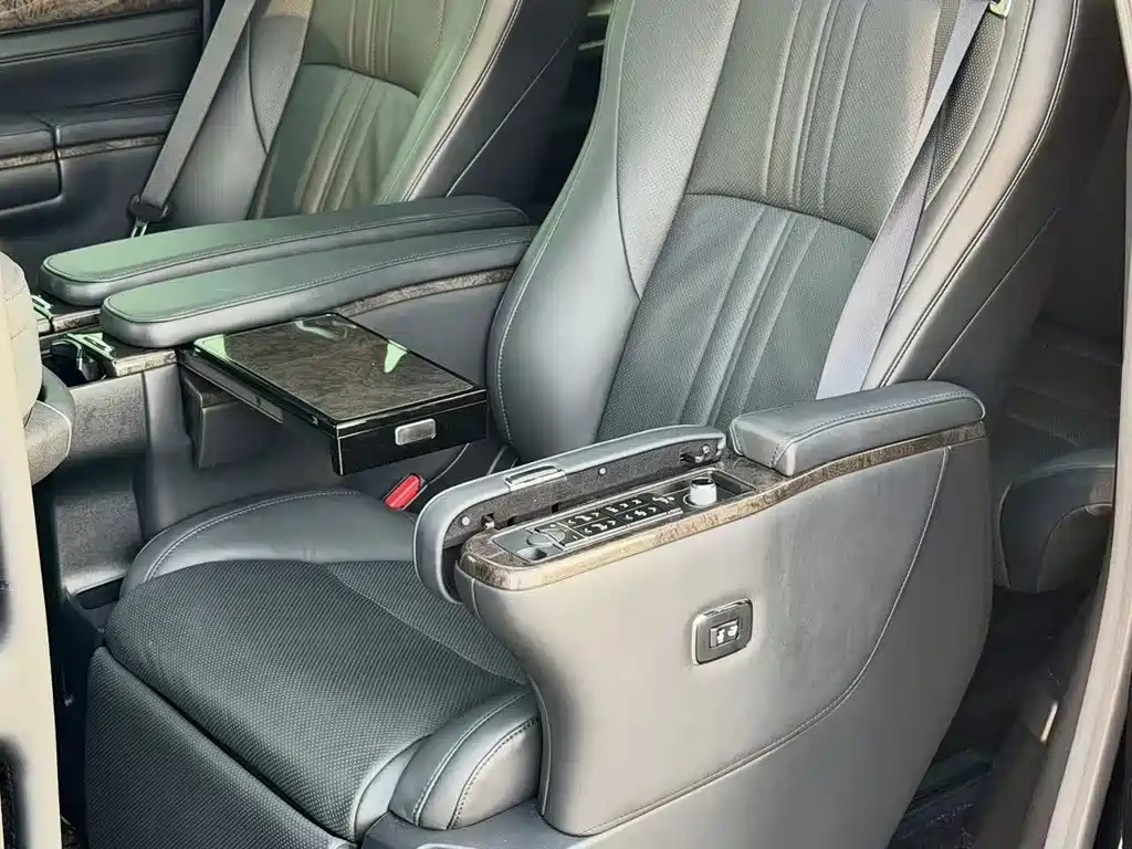 Toyota Alphard — фото 9