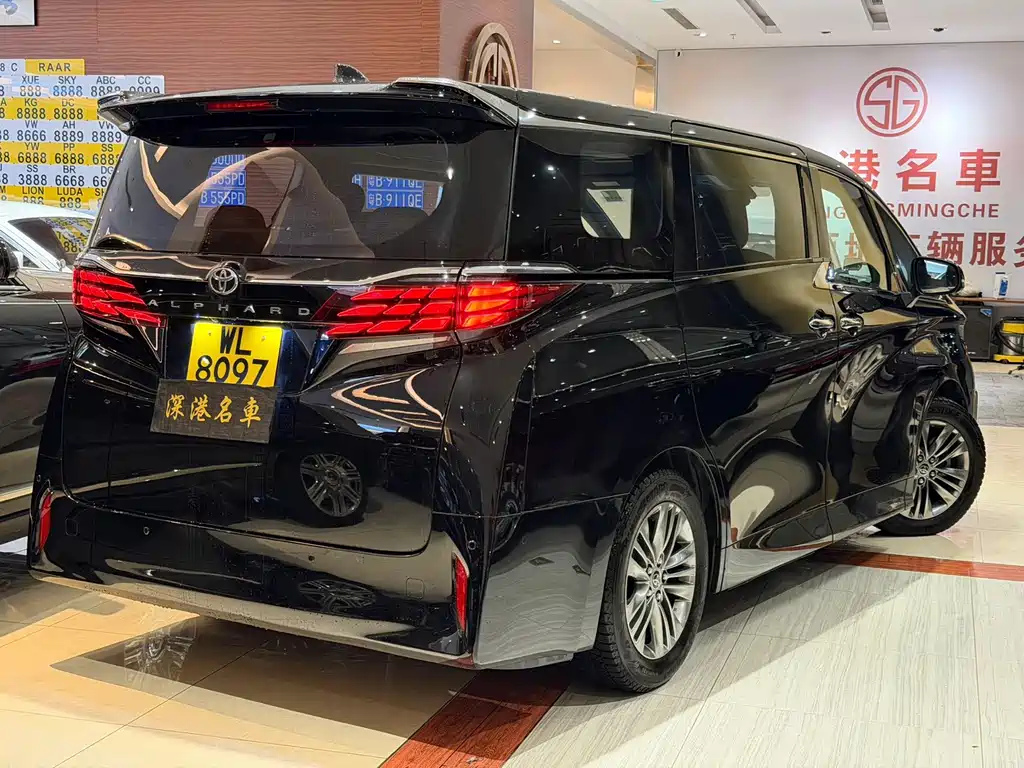 Toyota Alphard — фото 4
