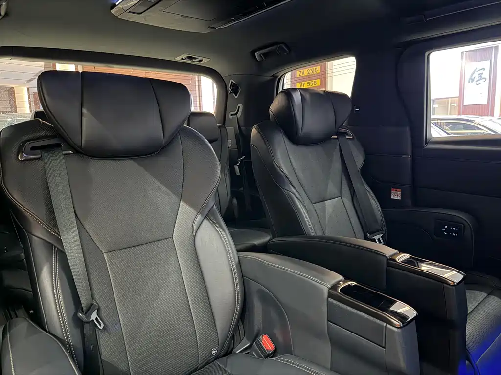 Toyota Alphard — фото 8