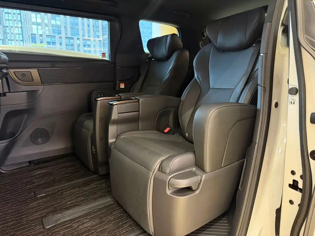 Toyota Alphard — фото 11