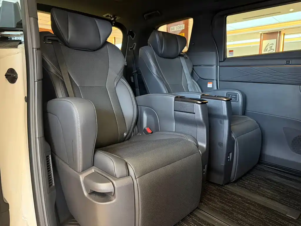 Toyota Alphard — фото 13