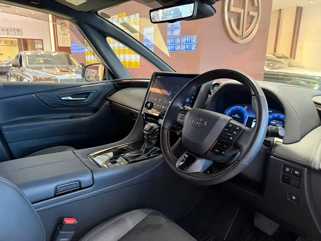 Toyota Alphard — фото 7