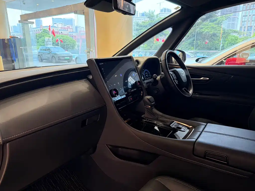 Toyota Alphard — фото 8