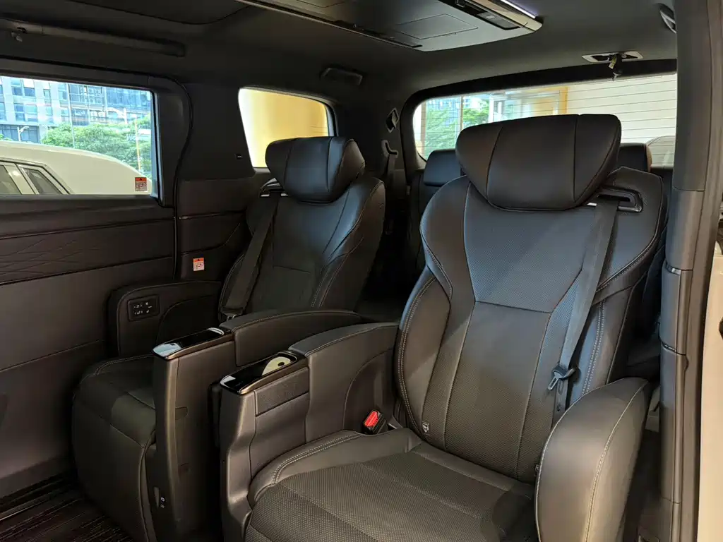 Toyota Alphard — фото 9