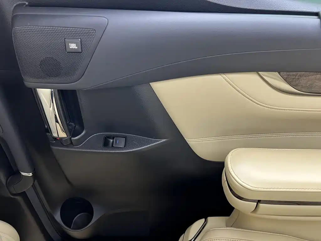 Toyota Vellfire — фото 31