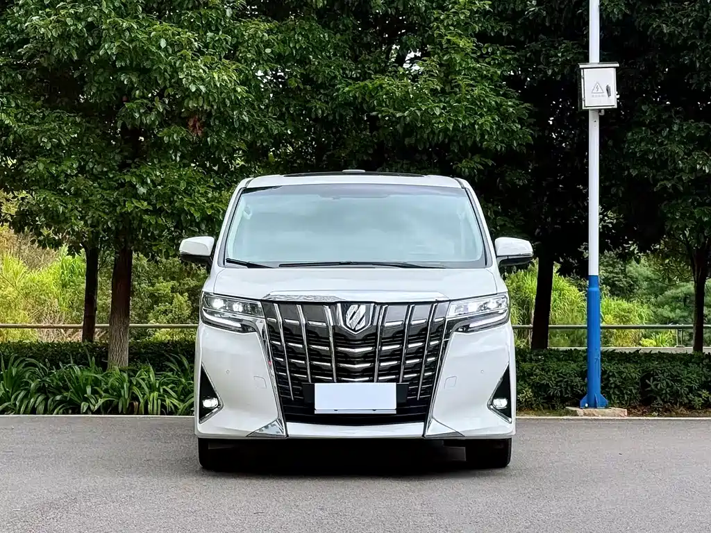 Toyota Alphard — фото 2