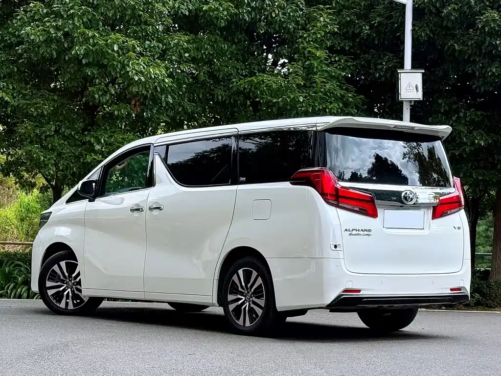 Toyota Alphard — фото 11
