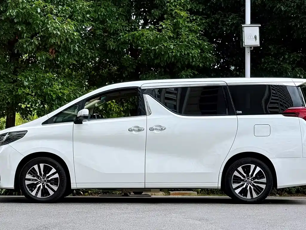 Toyota Alphard — фото 3