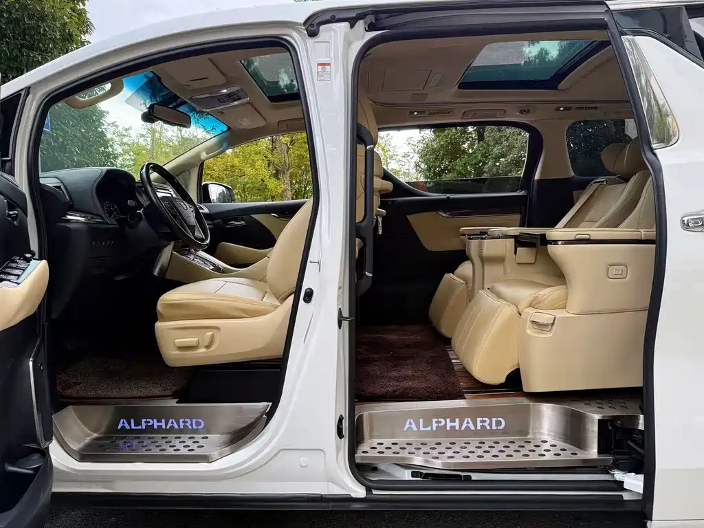 Toyota Alphard — фото 4
