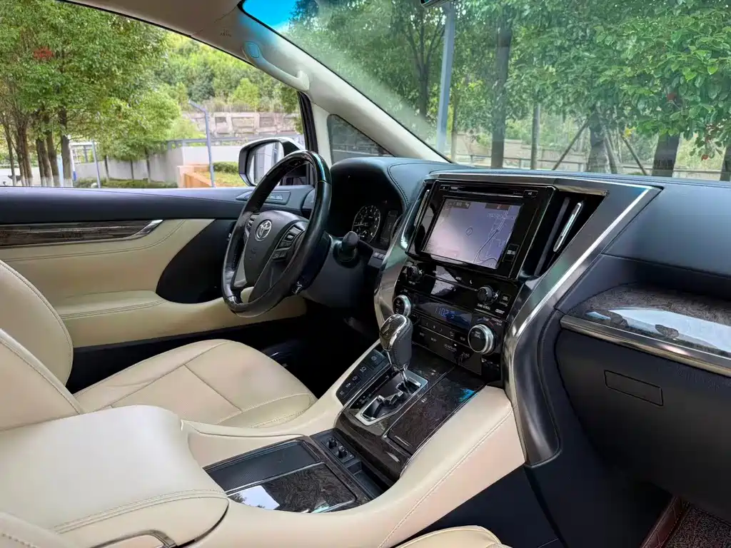 Toyota Alphard — фото 8