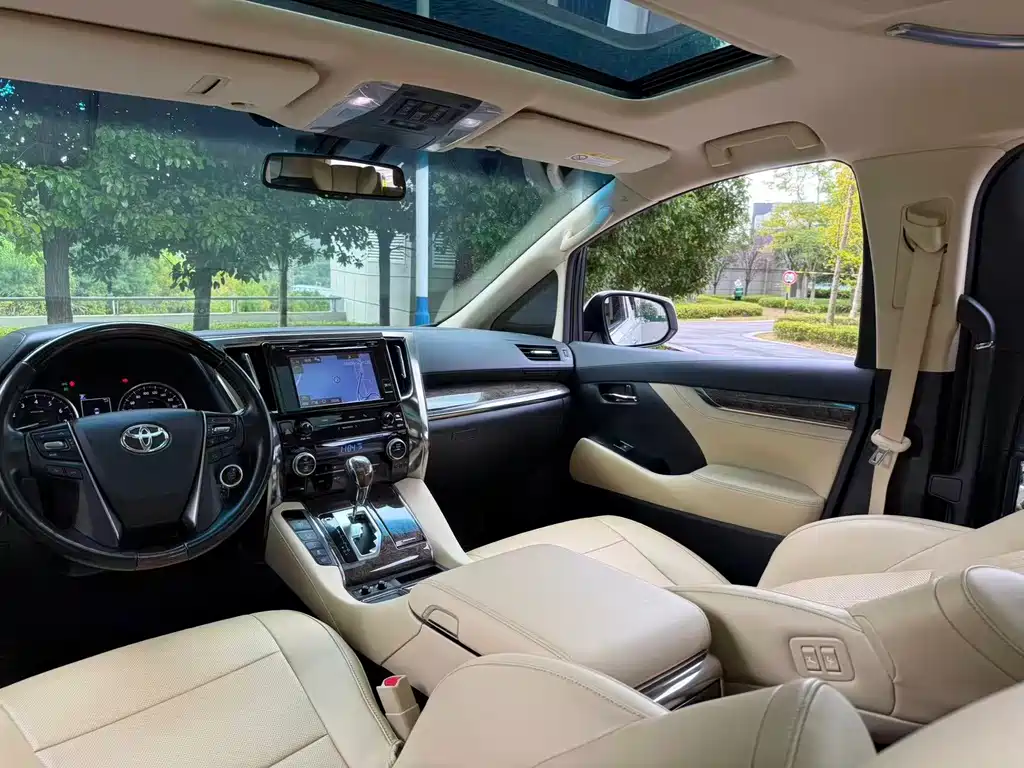 Toyota Alphard — фото 9