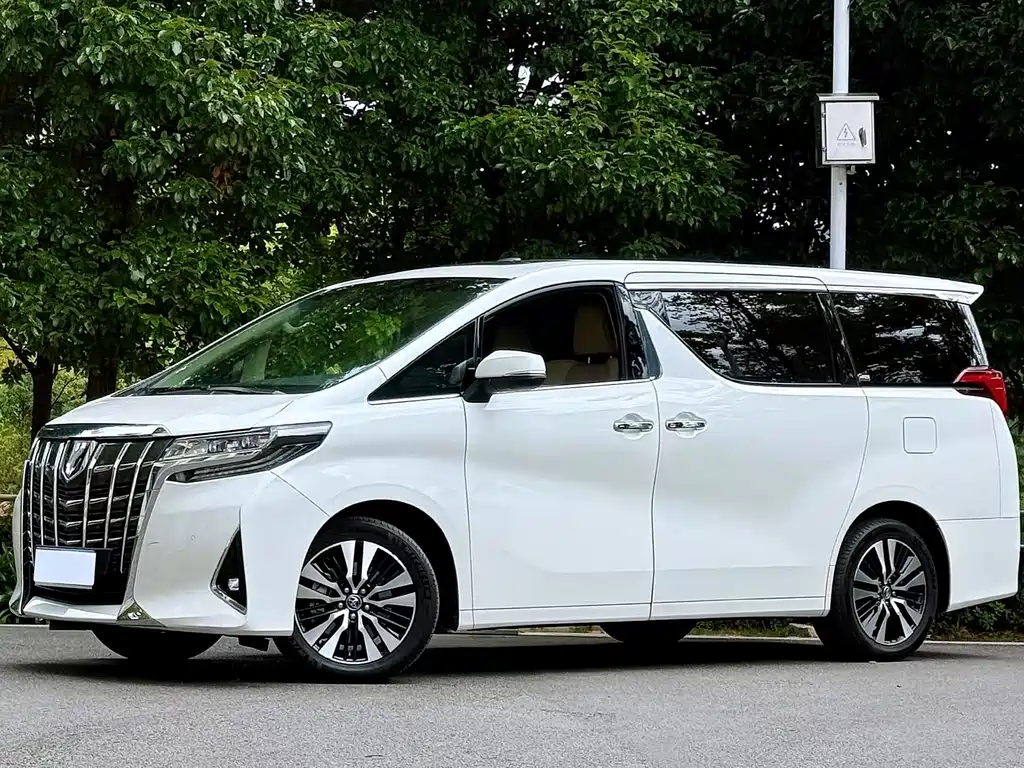 Toyota Alphard — фото 1
