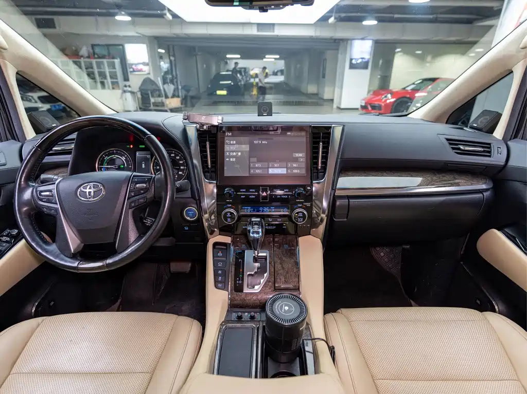 Toyota Alphard — фото 5