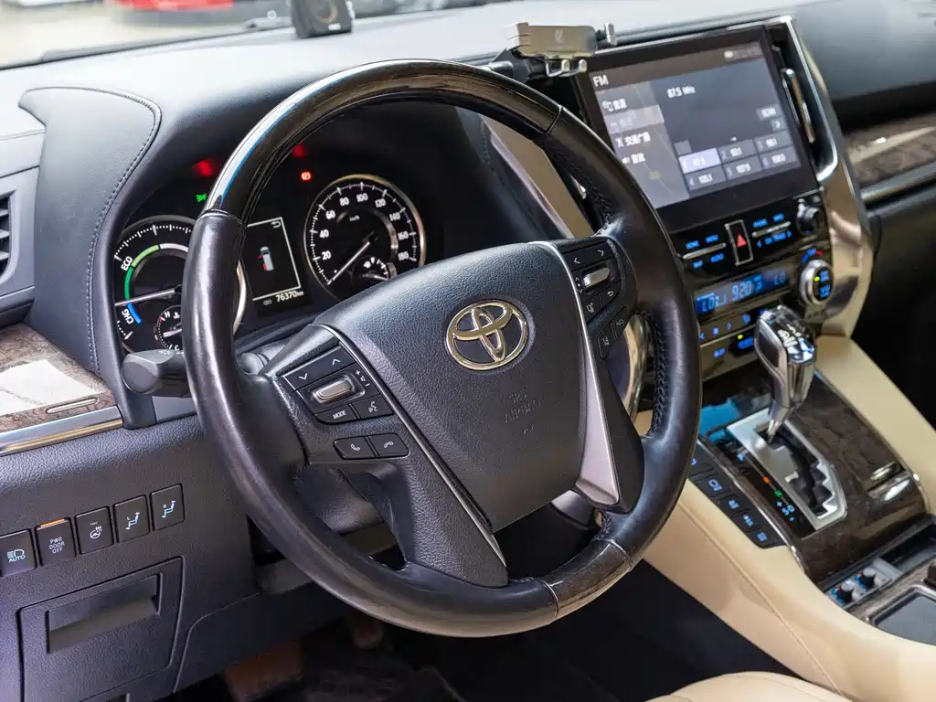 Toyota Alphard — фото 8