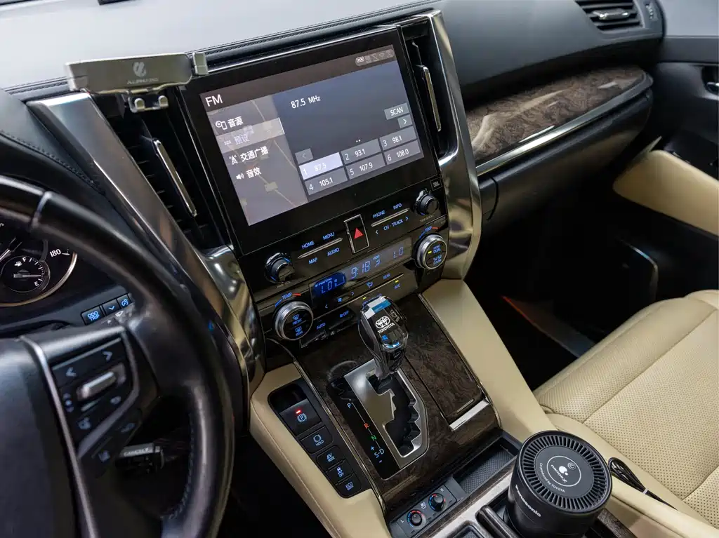 Toyota Alphard — фото 10
