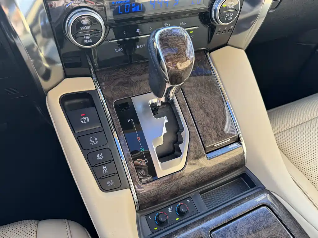 Toyota Alphard — фото 11