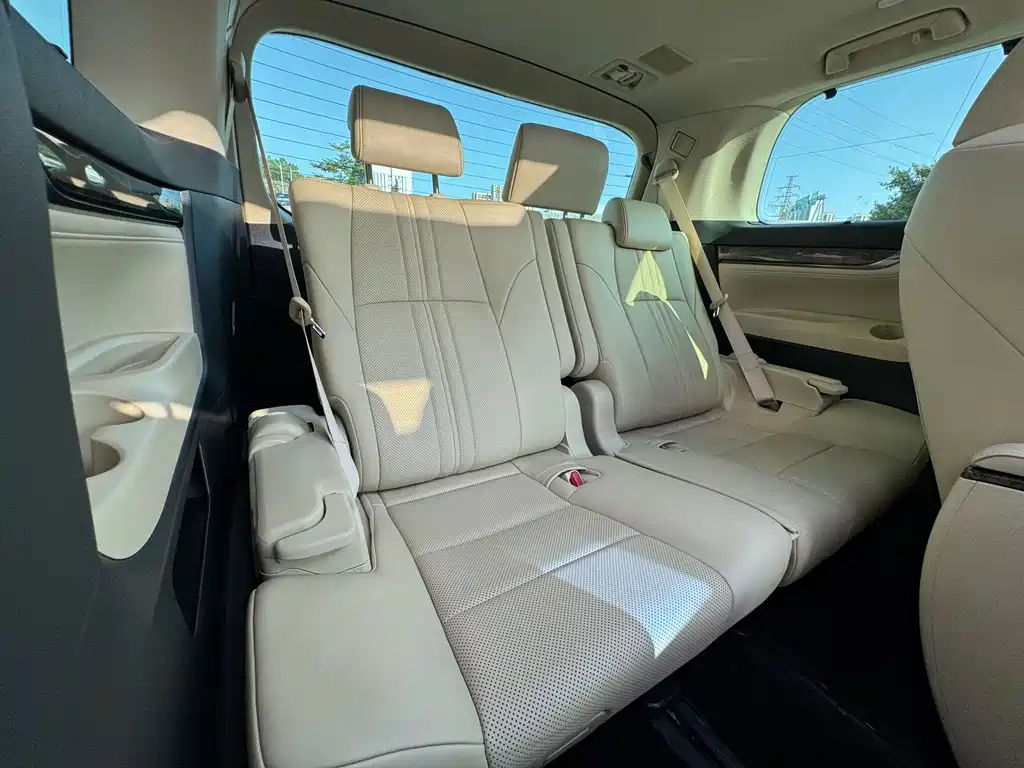 Toyota Alphard — фото 17