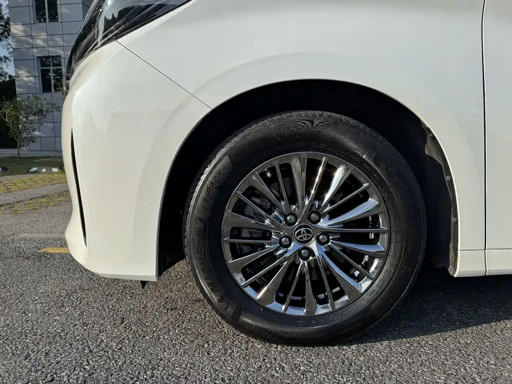 Toyota Alphard — фото 19