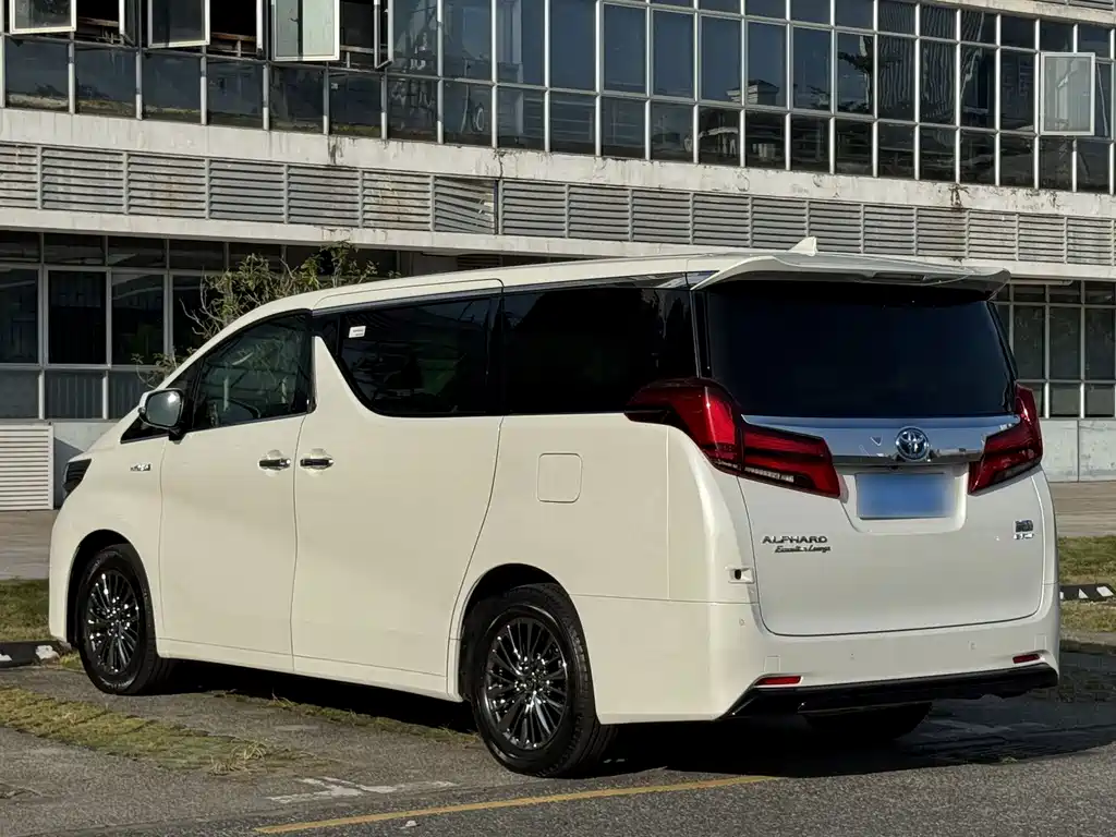 Toyota Alphard — фото 21
