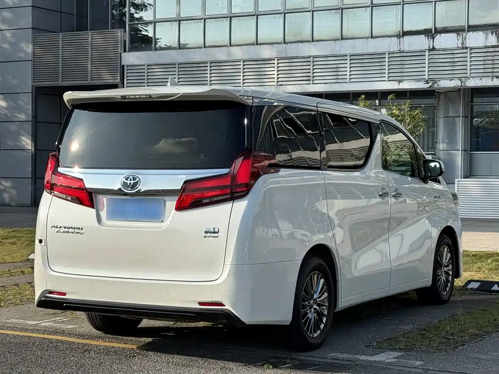 Toyota Alphard — фото 22