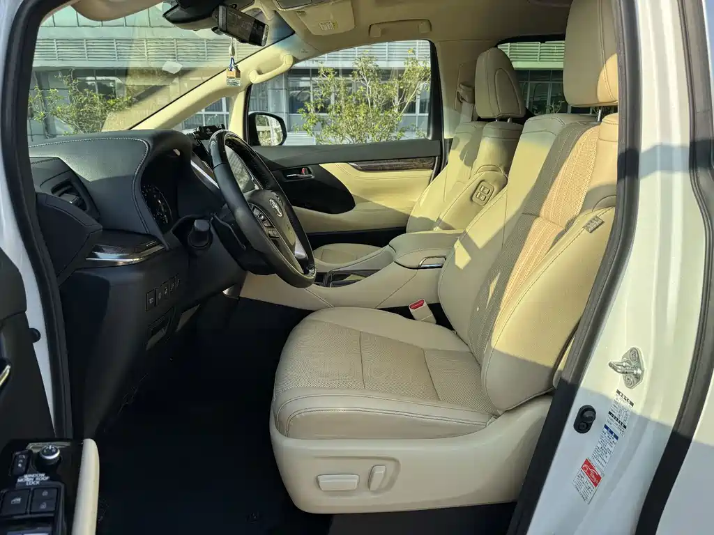 Toyota Alphard — фото 7