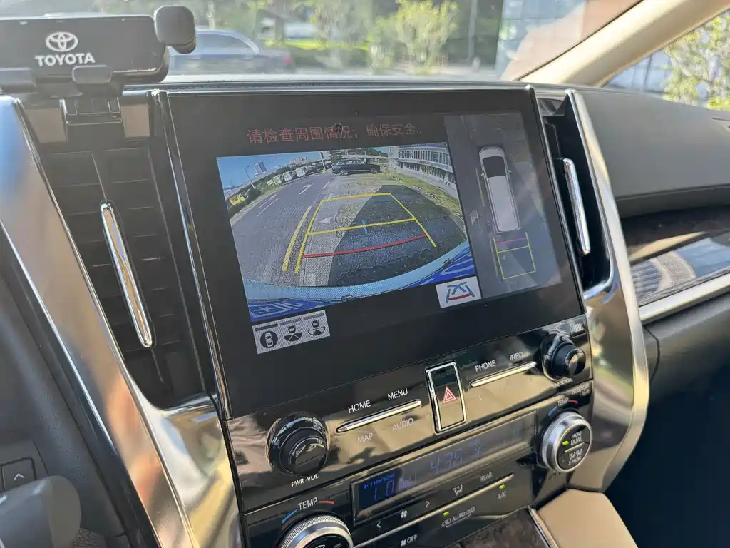 Toyota Alphard — фото 10
