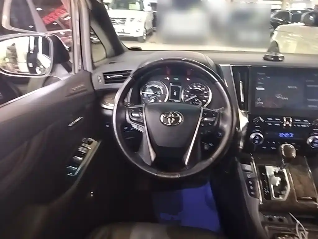 Toyota Alphard — фото 11