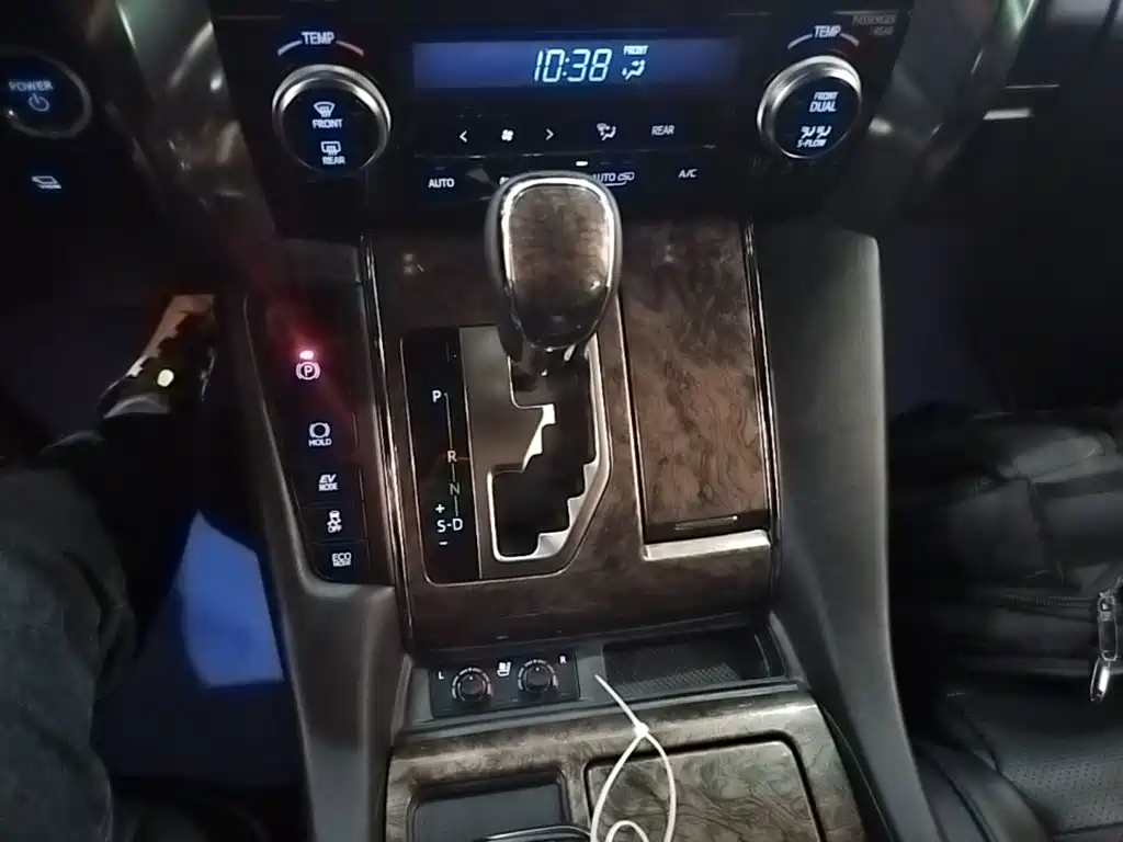 Toyota Alphard — фото 14