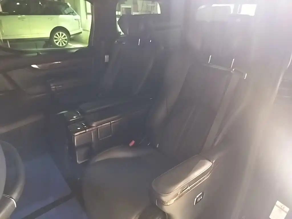 Toyota Alphard — фото 17