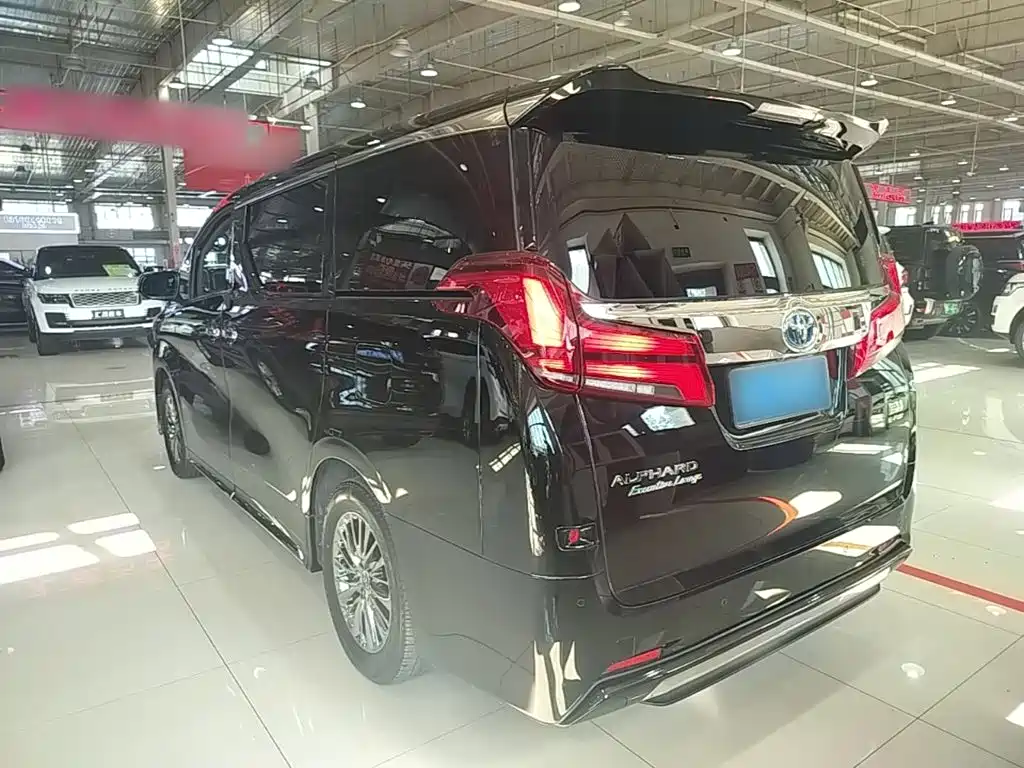 Toyota Alphard — фото 5