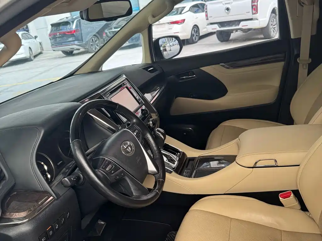 Toyota Alphard — фото 4