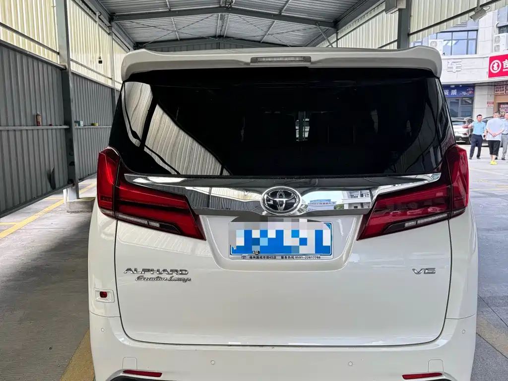 Toyota Alphard — фото 8