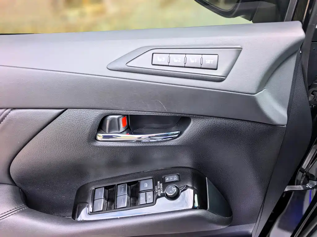 Toyota Alphard — фото 23