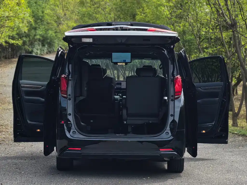Toyota Alphard — фото 7