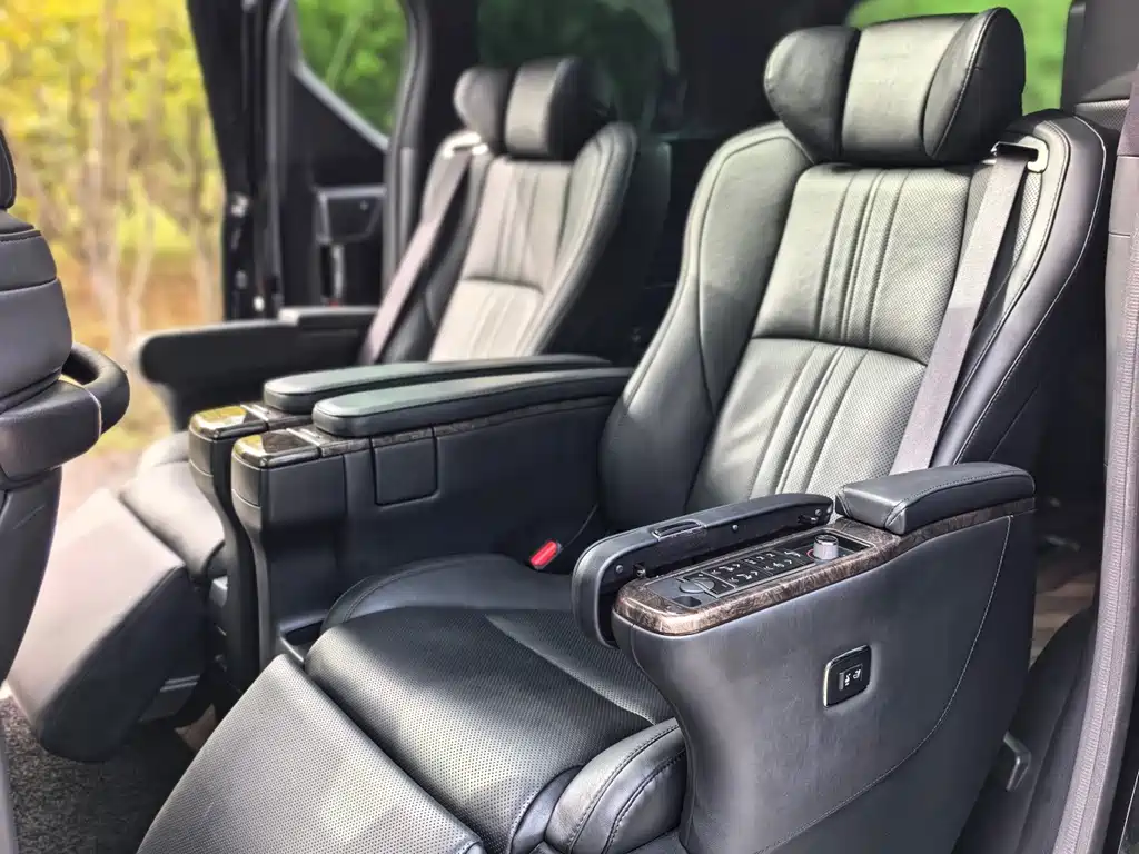 Toyota Alphard — фото 9