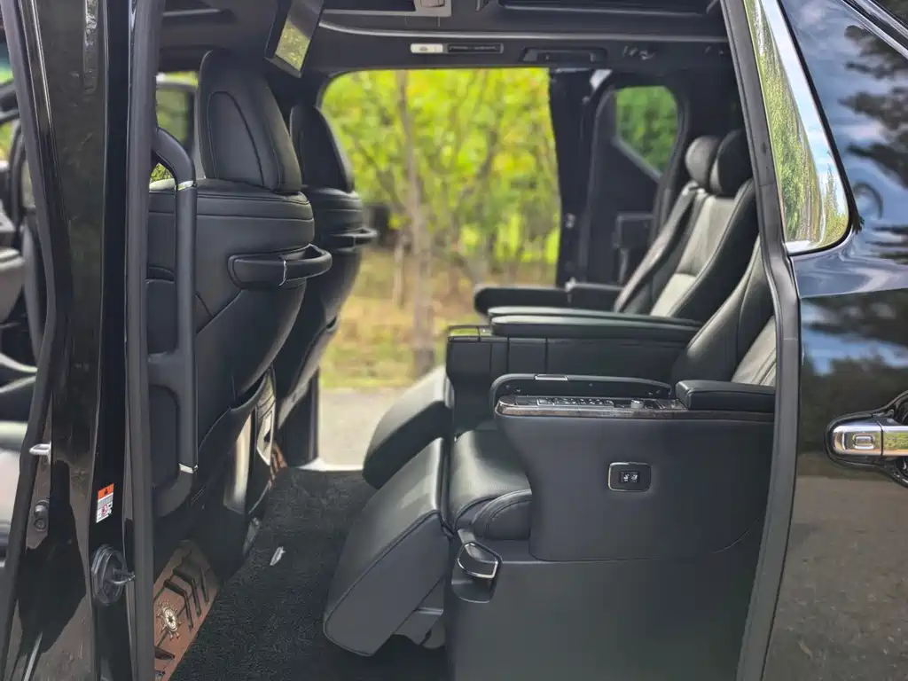 Toyota Alphard — фото 10