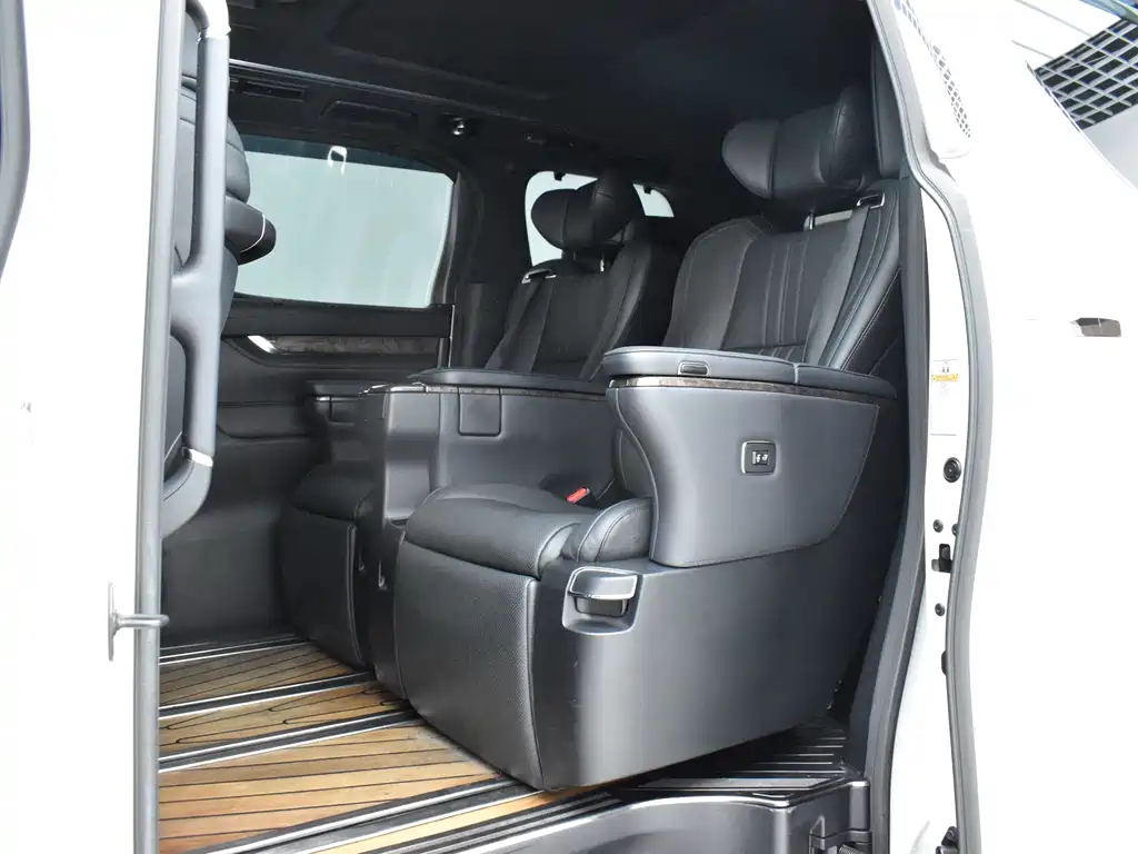 Toyota Alphard — фото 17