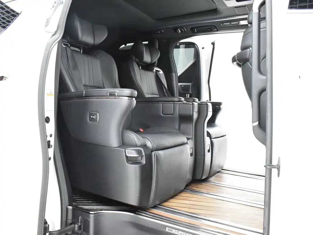 Toyota Alphard — фото 18