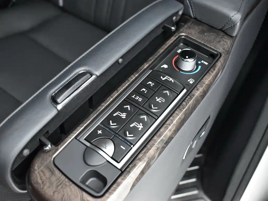 Toyota Alphard — фото 19