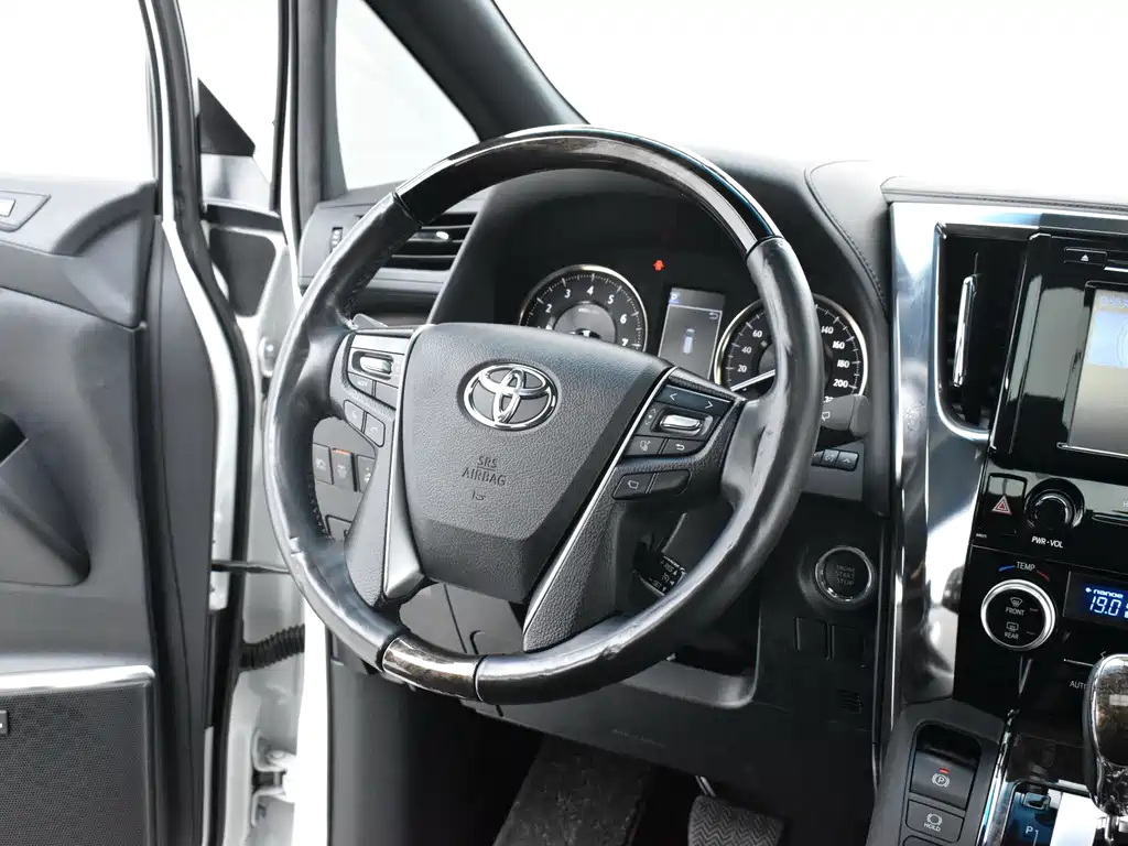 Toyota Alphard — фото 8