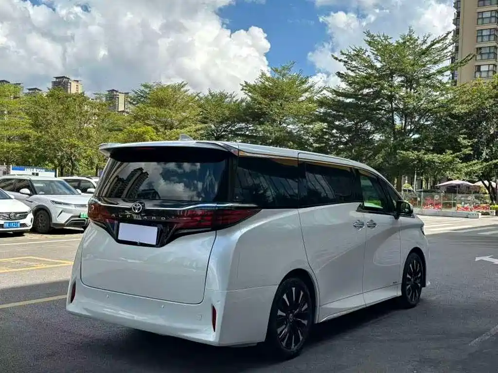 Toyota Alphard — фото 8