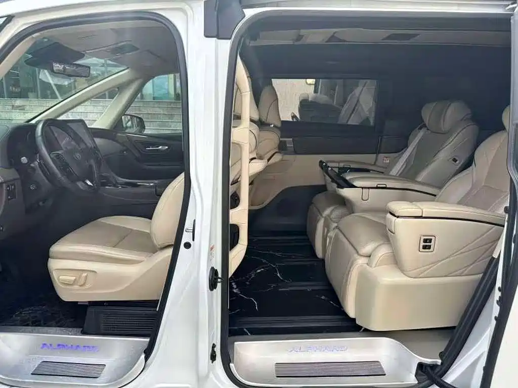 Toyota Alphard — фото 10