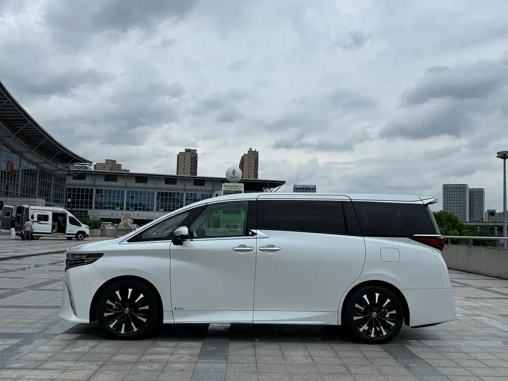 Toyota Alphard — фото 2
