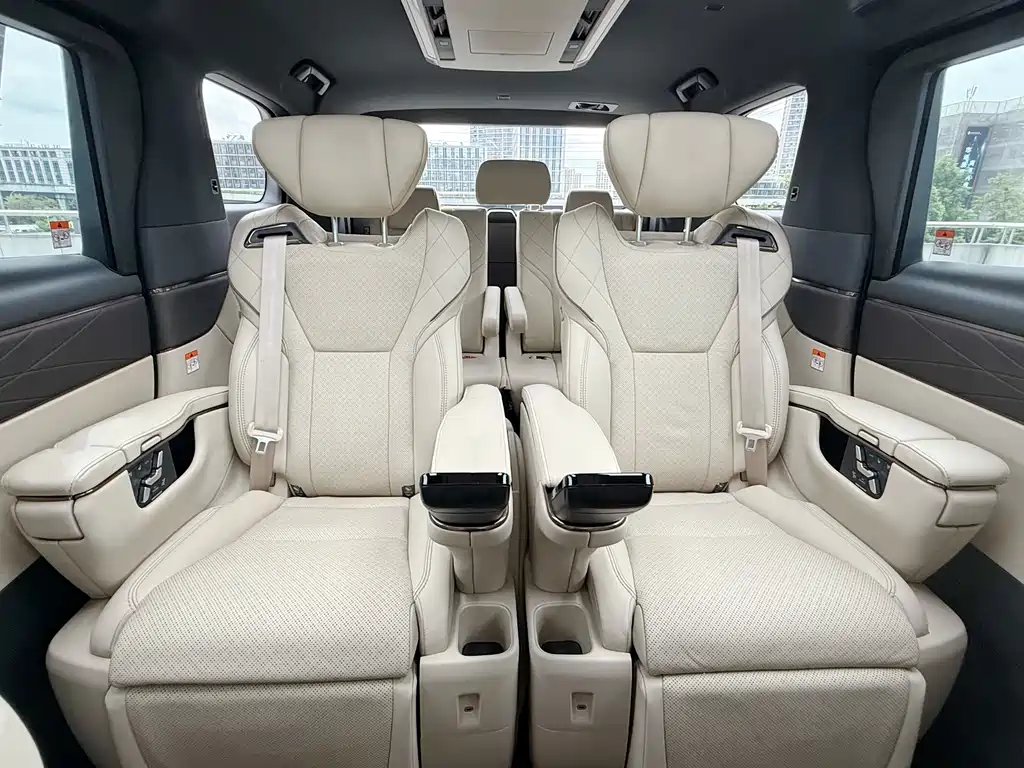 Toyota Alphard — фото 17