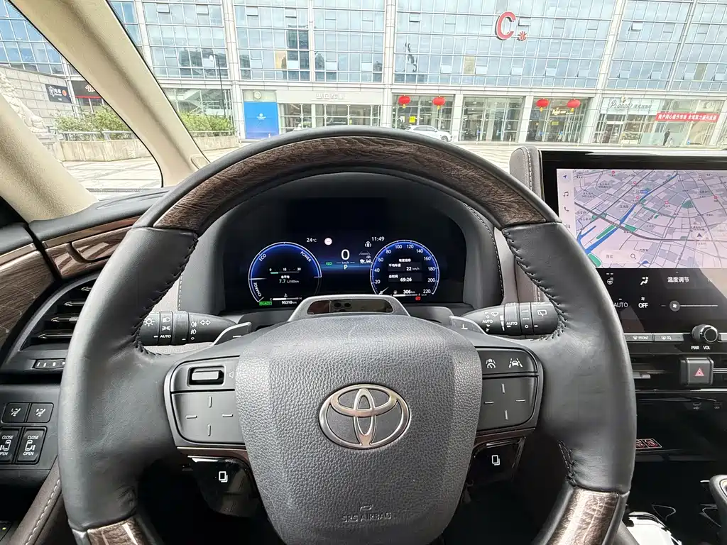 Toyota Alphard — фото 19
