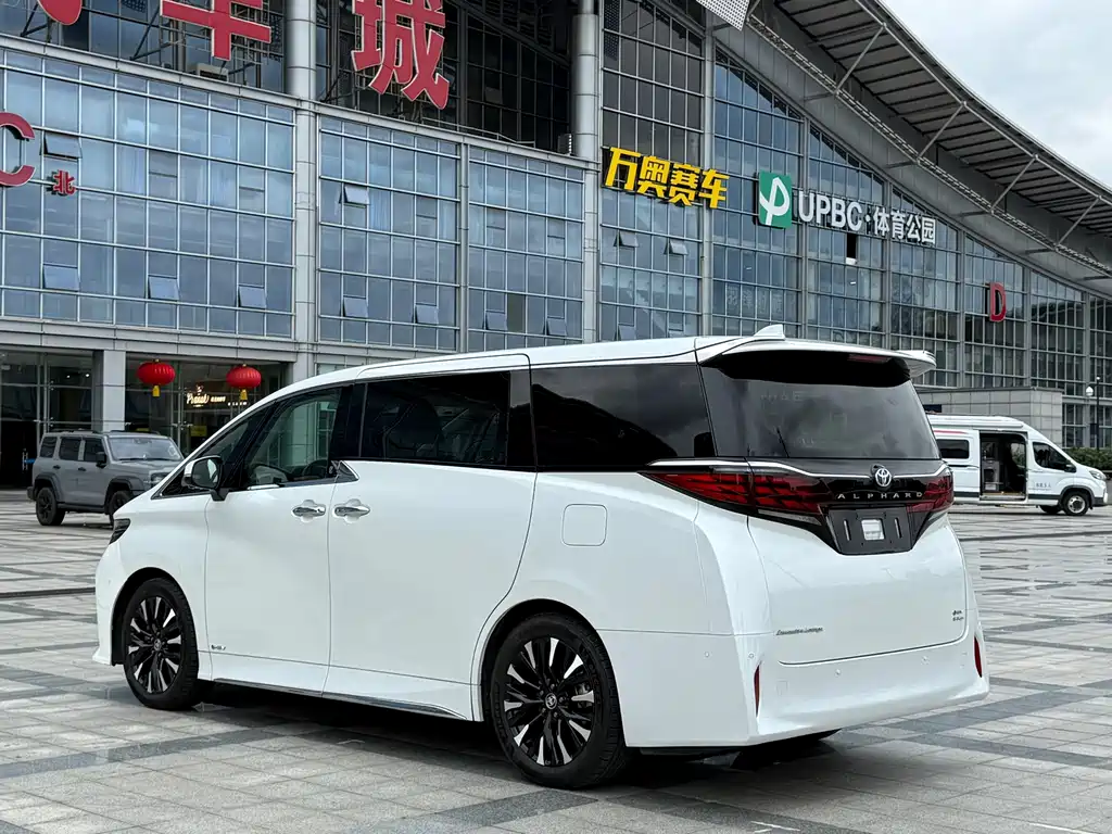 Toyota Alphard — фото 3