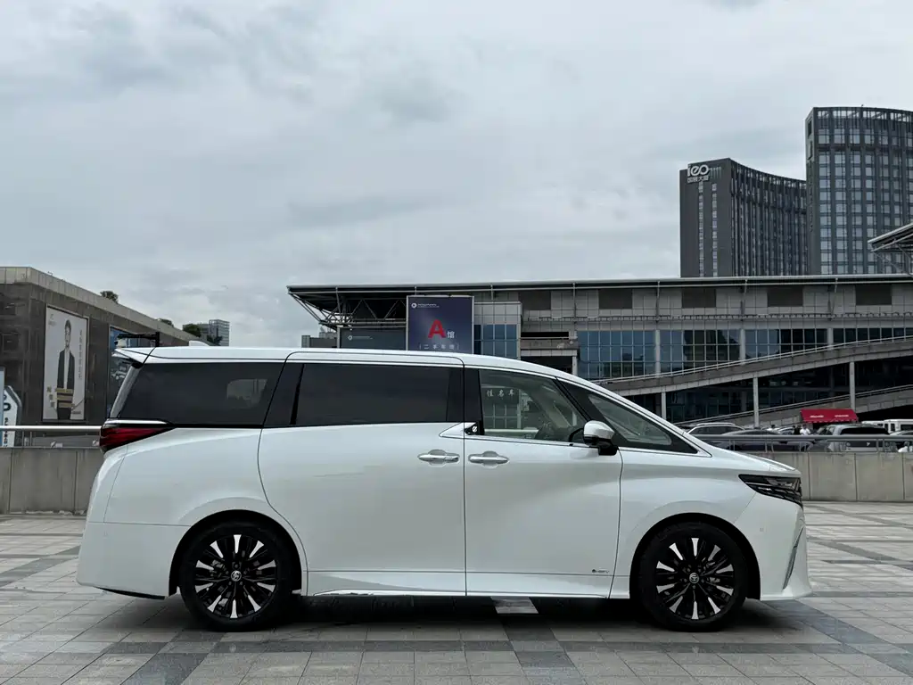 Toyota Alphard — фото 6