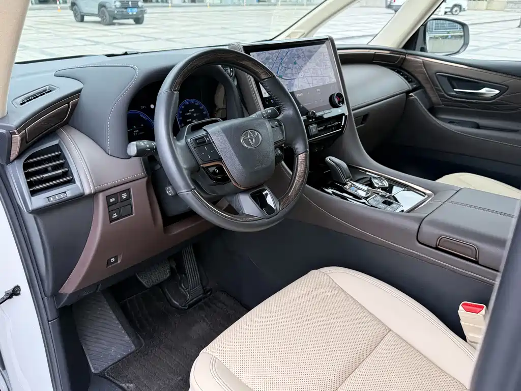 Toyota Alphard — фото 9